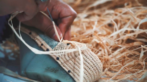 The shoes are hand-woven around the shoe by women in the area around Essaouira. They use different techniques in this process, which result in the unique patterns of Raphia shoes. Due to the lightweight material and the characteristic patterns, it is the ultimate summer shoe brandishing true craftsmanship. craftsmanship